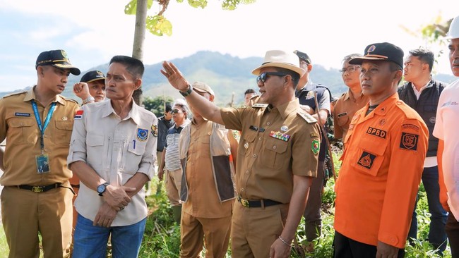 Bupati Bandung Dadang Supriatna turun langsung meninjau lokasi longsor di Desa Kendan, Kecamatan Nagreg, Kabupaten Bandung pada Senin (19/5).