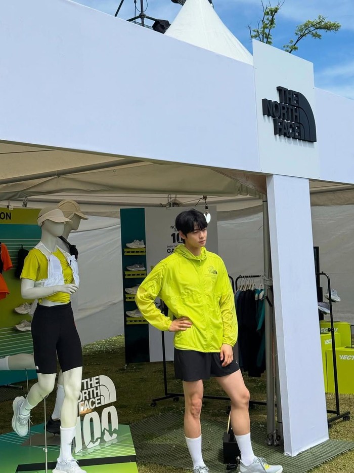 Penampilan Cha Eun Woo dalam balutan jaket hijau neon, celana hitam pendek, dan sepatu olahraga serta kaus kaki dari The North Face juga berhasil menyita perhatian dan menyelamatkan silau warna jaket dengan visualnya./ Foto: instagram.com/eunwo.o_c
