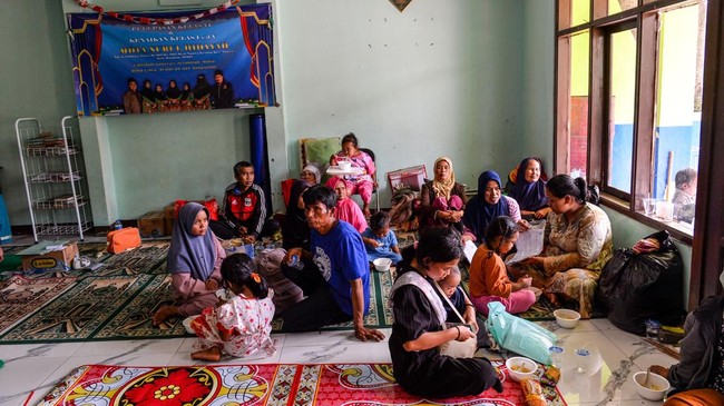 FOTO: Longsor di Nagreg Timbun Kantor Desa dan Rumah Warga