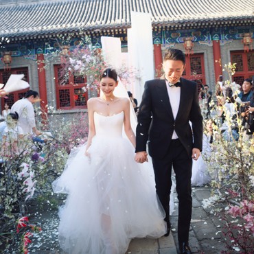 Barbie Hsu Baru Meninggal, 7 Foto Eks Suami Nikahi Wanita 18 Tahun Lebih Muda