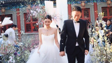 Barbie Hsu Baru Meninggal, 7 Foto Eks Suami Nikahi Wanita 18 Tahun Lebih Muda