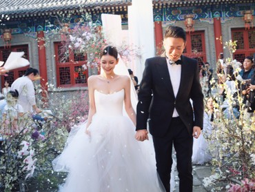 img-title Barbie Hsu Baru Meninggal, 7 Foto Eks Suami Nikahi Wanita 18 Tahun Lebih Muda