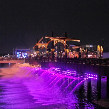 Menikmati Wisata Jembatan Viral di PIK 2 Sembari Berburu Mainan