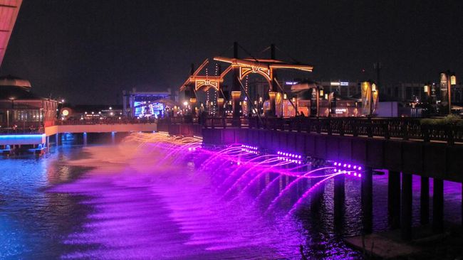 Menikmati Wisata Jembatan Viral di PIK 2 Sembari Berburu Mainan