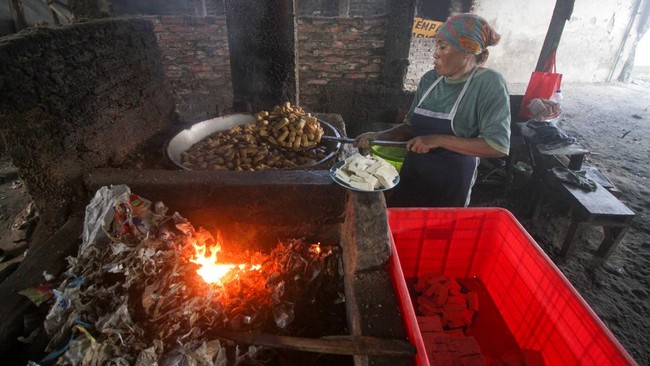 FOTO: Goreng Tahu Pakai Bahan Bakar Sampah Plastik di Sidoarjo