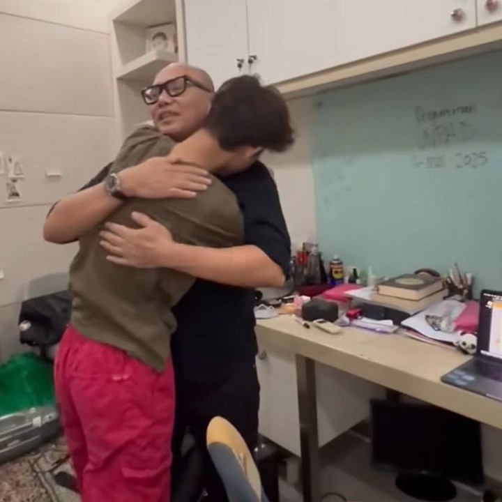 <p>Siapa sangka? Ternyata Rizky berhasil masuk salah satu universitas bergengsi itu. Ia pun terkejut dan tak bisa menyembunyikan kebahagiaannya. Rizky langsung lompat dan memeluk sang Ayah yang berada di sampingnya. (Foto: Instagram@itsrossa910)</p>