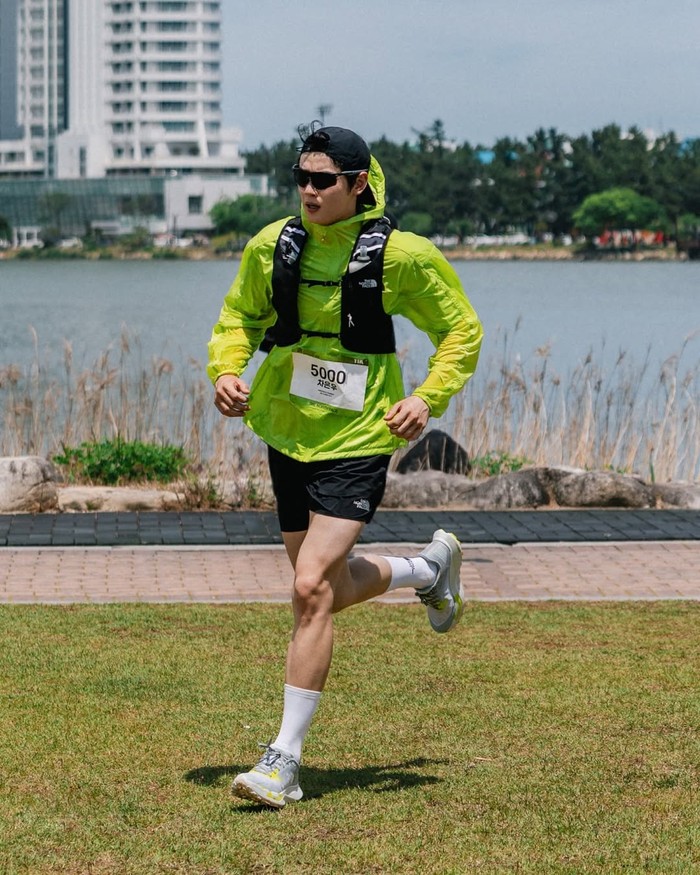 Sang bintang idola sekaligus aktor tersebut menunjukkan stamina kuatnya dalam berlari menempuh jarak 11 kilometer secara bersih dari batas mulai hingga penghujung lintasan, Beauties./ Foto: instagram.com/eunwo.o_c