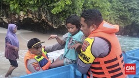 Perahu Bawa Satu Keluarga Diterjang Gelombang di Pulau Talang Maluku