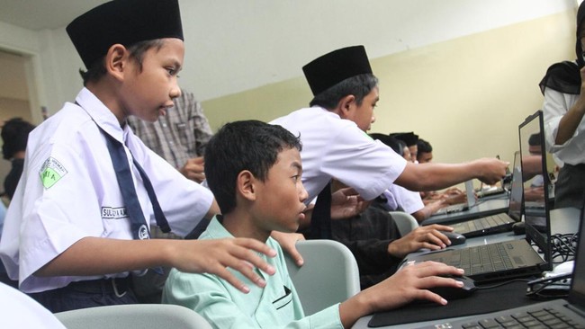 Prabowo membangun ratusan Sekolah Rakyat untuk anak miskin ekstrem. Mampukah jadi solusi untuk masalah pendidikan RI yang kompleks?