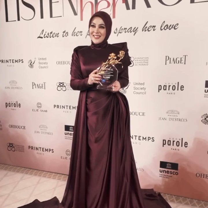<p>Penyanyi Syahrini menghadiri Cannes, Prancis. Penampilan Syahrini mencuri perhatian dengan gaun merah <em>maroon</em> yang senada dengan warna jilbabnya. (Foto: Instagram @princessyahrini)</p>