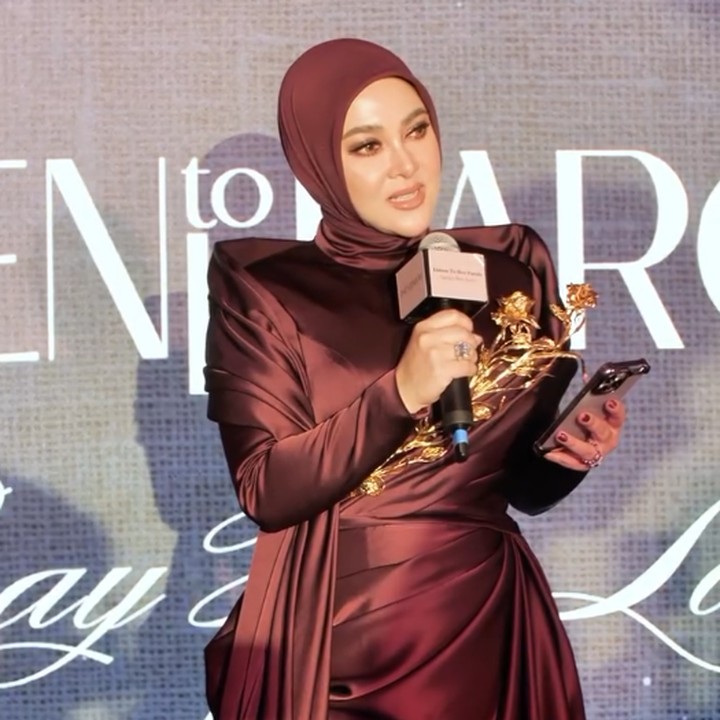 <p>Syahrini merasa bangga dan senang mendapatkan penghargaan spesial. Syahrini mempersembahkan penghargaan ini untuk semua perempuan di dunia.(Foto: Instagram @princessyahrini)</p>
