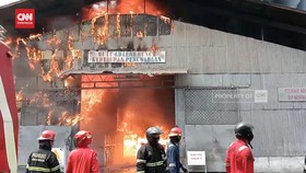 VIDEO: Terbakar 12 Jam, Kebakaran Pabrik Pengolahan Karet Padam