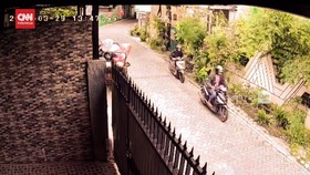 VIDEO: Aksi Terekam CCTV, 2 Maling Motor Ditangkap Polisi Surabaya