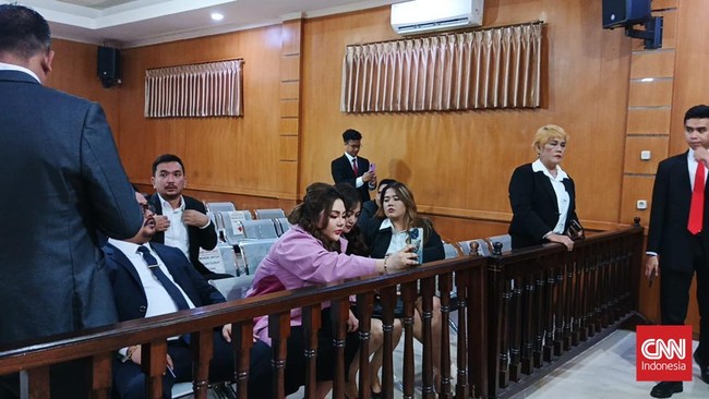 Lisa Mariana Hadir di Sidang, Ridwan Kamil Minta Jadwal Mundur Selebgram Lisa Mariana hadir di PN Bandung untuk sidang gugatan kasus perdata terhadap Ridwan Kamil. Pihak RK minta penundaan untuk mempelajari materi gugatan.