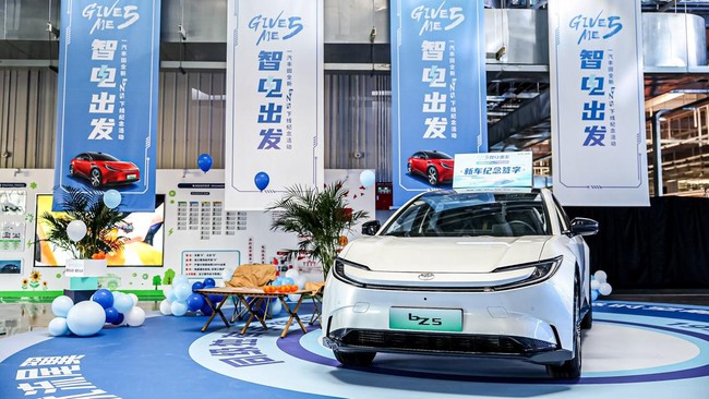 Toyota bZ5 mulai diproduksi di China, SUV listrik ini menggunakan motor listrik dan baterai yang disuplai BYD.