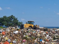 Berbau Busuk, Warga Keluhkan Timbunan Ribuan Ton Sampah di SPALDT Mataram