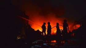 FOTO: Penampakan Kebakaran Pabrik Karet di Padang