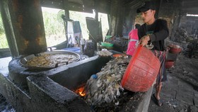 FOTO: Goreng Tahu Pakai Bahan Bakar Sampah Plastik di Sidoarjo