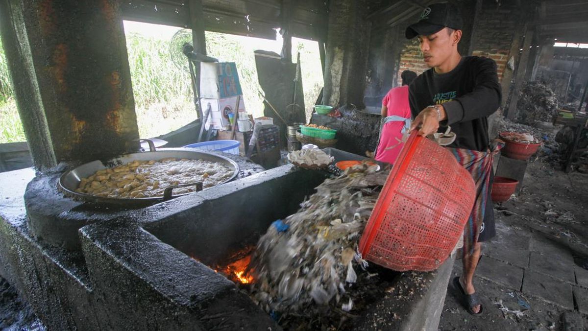 FOTO: Goreng Tahu Pakai Bahan Bakar Sampah Plastik di Sidoarjo