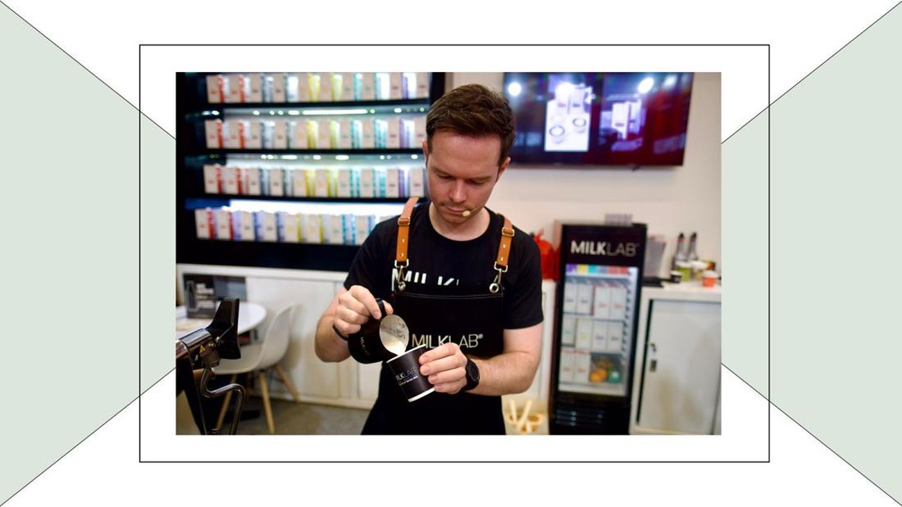 Anthony Douglas Seduh Kopi Kreasi dengan Susu Plant-based di World of Coffee Asia, Jakarta
