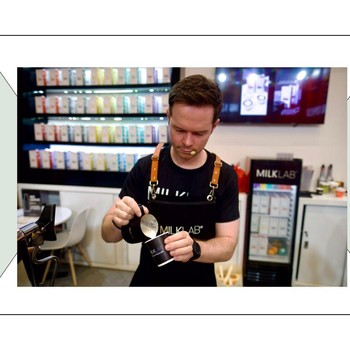 Anthony Douglas Seduh Kopi Kreasi dengan Susu Plant-based di World of Coffee Asia, Jakarta
