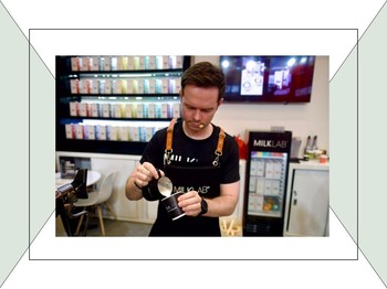 Anthony Douglas Seduh Kopi Kreasi dengan Susu Plant-based di World of Coffee Asia, Jakarta