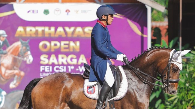 Yoel Juara Arthayasa Open, Berambisi Akhiri Paceklik Emas Dressage Yoel Ireno Momongan yang memperkuat klub Equinara Horse Sport menjadi pemenang di kelas pada kelas CDI Intermedate I pada Arthayasa Open 2025.