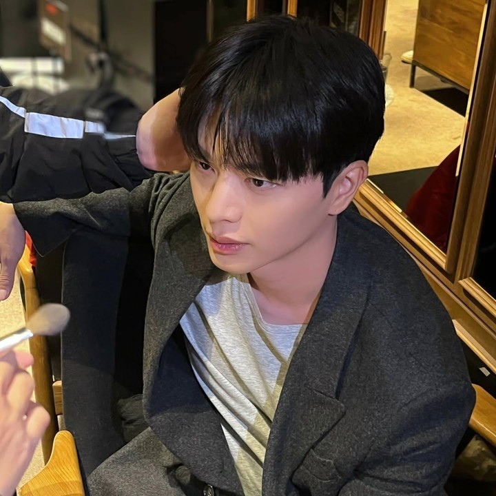 <p>Selain <em>The Haunted Palace</em>, aktor berusia 30 tahun ini juga pernah berperan dalam drama Korea di antaranya <em>The Golden Spoon</em>, <em>Mystic Pop-up Bar</em>, <em>Guardian: The Lonely and Great God</em>, dan <em>Who Are You: School 2015</em>. (Foto: Instagram @yook_can_do_it)</p>