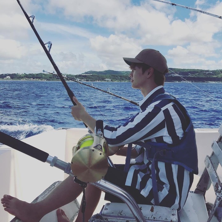 <p>Di kehidupan nyata, Yook Sungjae dikenal memiliki hobi memancing. Mengutip <em>Soompi</em> dan <em>AllKpop</em>, ia bahkan pernah tampil dalam channel khusus memancing. Kemudian dalam sebuah wawancara, Yook Sungjae pernah mengungkapkan bahwa memancing membantunya <em>healing</em> dan melepas stres. (Foto: Instagram @yook_can_do_it)</p>