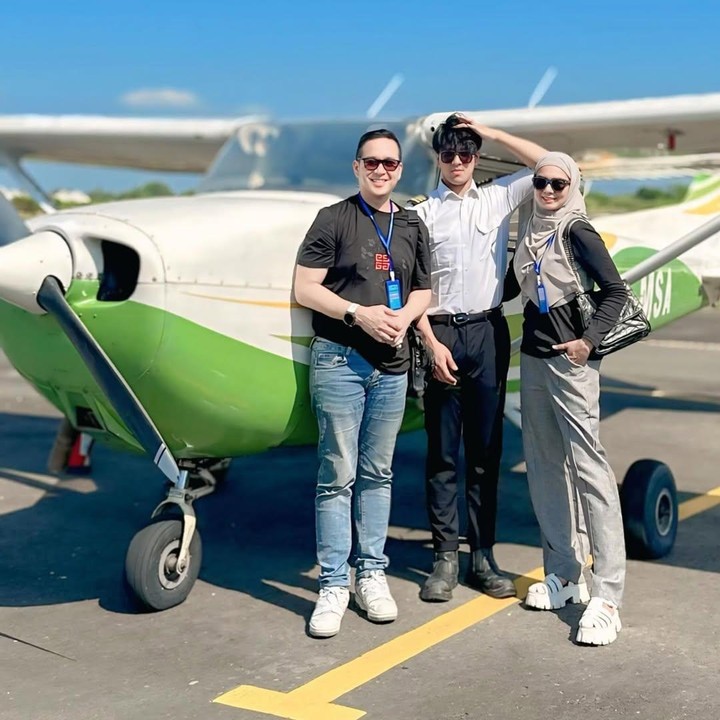 <p>Berbeda dari kembarannya, Athir justru lebih tertarik untuk menjadi pilot dibandingkan terjun ke dunia <em>entertainment</em>. Bahkan, ia juga sempat  mengajak kedua orang tuanya naik pesawat yang dibawanya. “Akhirnya bisa ngerasain juga naik pesawat yang pilotin Athir walau masih pesawat kecil. Secepatnya bawa pesawat besar ya Thir,” tutur sang ayah. (Foto: Instagram@superfadli)</p>