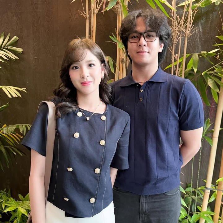<p>Momen itu dibagikan langsung oleh beberapa foto yang diunggah sang ayah, Akhmad Fadli, di akun Instagram pribadinya. “Barakallah fii umrik cintanya Papa dan Mama <em>@zeeasadel @athir.ar. </em>Gak terasa udah 21 tahum semoga di usia yang makin dewasa ini bertambah juga kedewasaannya,” tulis Fadli, dikutip dari laman<em> Instagram@superfadli,</em> Senin (19/5/2025). (Foto: Instagram@superfadli)</p>