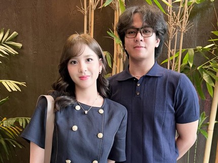5 Potret Zee Eks JKT48 dan Saudara Kembarnya Athir yang Baru Berulang Tahun Ke-21