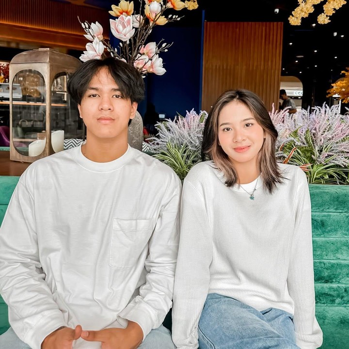 <p>Azizi Asadel alias Zee mantan JKT48 dan kembarannya yang bernama Akhmad Attier Ar-raafi alias Athir, baru saja merayakan ulang tahun yang ke-21 dengan makan bersama keluarga. (Foto: Instagram@raninyafadli)</p>