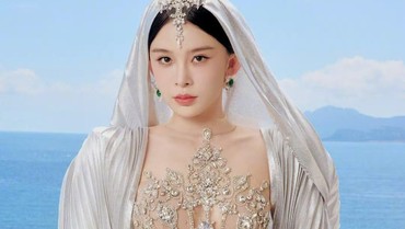 Diusir dari Karpet Merah Festival Film Cannes, 7 Potret Zhao Yingzi Pakai Gaun Tembus Pandang