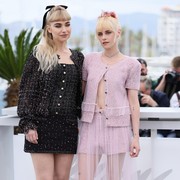 Artis Tampil Stunning Berbalut Chanel dan Prada di Cannes 2025, Ada Kristen Stewart!