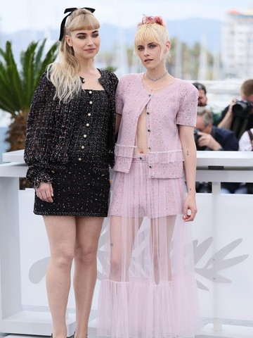 Artis Tampil Stunning Berbalut Chanel dan Prada di Cannes 2025, Ada Kristen Stewart!
