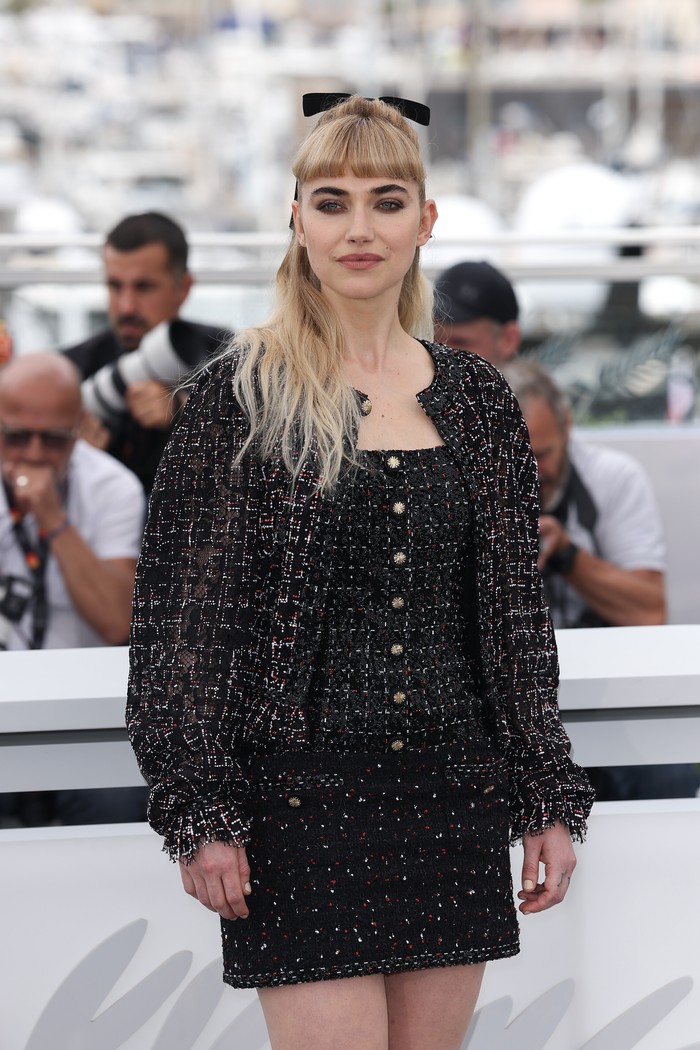 Imogen Poots hadiri pemuataran film The Chronology of Water di Cannes Film Festival 2025 (16/5). Penampilan manisnya tersusun atas setelan tweed, Beauties. Jaket dihiasi bordir dan kepang menumpuk mini dress tweed senada. Mutiara, dan sequin rona hitam, putih, dan merah jadi detail yang mempercantik dress itu/ Foto: Dok. CHANEL/Mike Marsland/WireImage/Mike Marsland