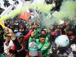 Saling Hargai Sesama Ojol: Ada yang Demo, Ada yang Tetap Ngaspal