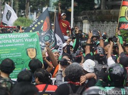 Video: Massa Demo Ojol di Patung Kuda Minta Bertemu Menhub