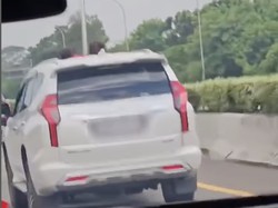 Bocah Dibiarin Nongol dari Sunroof Pajero di Tol, Ngerem Mendadak Bisa Mental Keluar