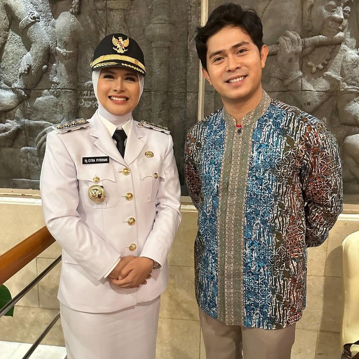 <p>Pada <em>postingan</em> itu, Cakra berharap agar tugas yang diemban kakak perempuannya itu dapat membawa perubahan yang lebih baik lagi. “Selamat bertugas Teh <em>@citrapitryami1207</em> dan Bapa Ino, semoga bisa membawa Kabupaten Pangandaran semakin hebat dan masyarakat yang semakin sejahtera,” tulis Cakra, dikutip dari laman<em> Instagram@cakra.khan </em>Selasa (20/5/2025). (Foto: Instagram@cakra.khan)</p>