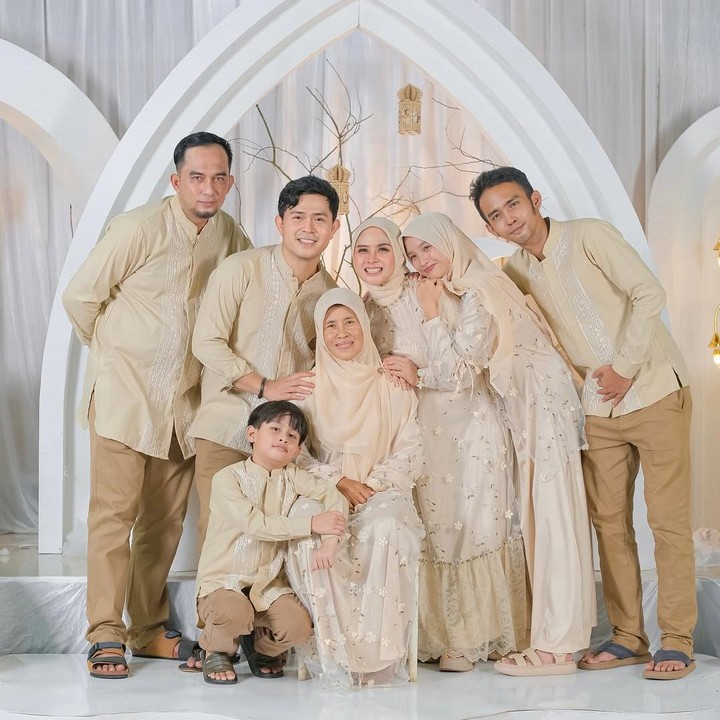 <p>Lahir sebagai anak bungsu dari empat bersaudara, penyanyi Cakra Khan ternyata memilki kakak perempuan yang kini menjabat sebagai Bupati Pangandaran. Ia adalah Citra Pitriyami. (Foto: Instagram@cakra.khan)</p>