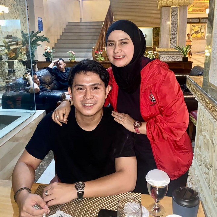 <p>Sang kakak diketahui baru mulai menjabat pada 20 Februari 2025. Cakra pun turut memberikan ucapan selamat dengan mengunggah foto di Instagram bersama sang kakak setelah pelantikan. (Foto: Instagram@citrapitriyami1207)</p>