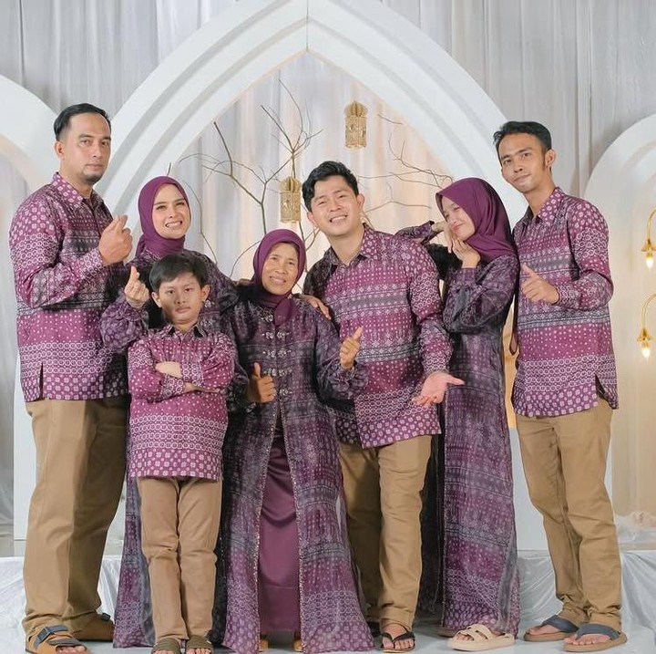 <p>Cakra dan sang kakak ternyata juga sering memperlihatkan kedekatan mereka lewat beberapa momen yang dibagikan di akun Instagram masing-masing. Misalnya saja, seperti foto keluarga yang satu ini. (Foto: Instagram@citrapitriyami1207)</p>