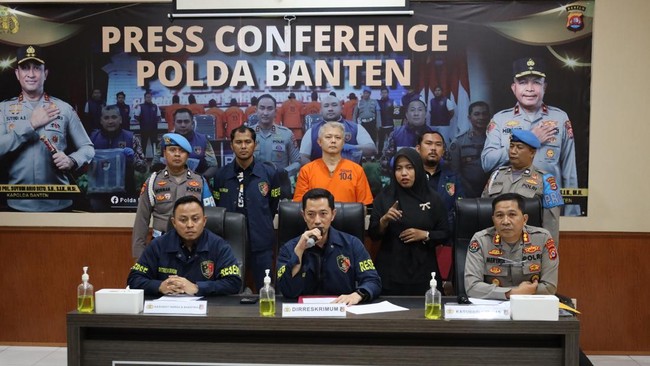 Polda Banten menangkap Charlie Chandra terkait pemalsuan sertifikat tanah. Ia ditetapkan sebagai tersangka setelah mengelabui polisi dan mangkir dari panggilan.