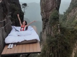 Adu Nyali di Atas Tebing China, Berani Coba Tidak?