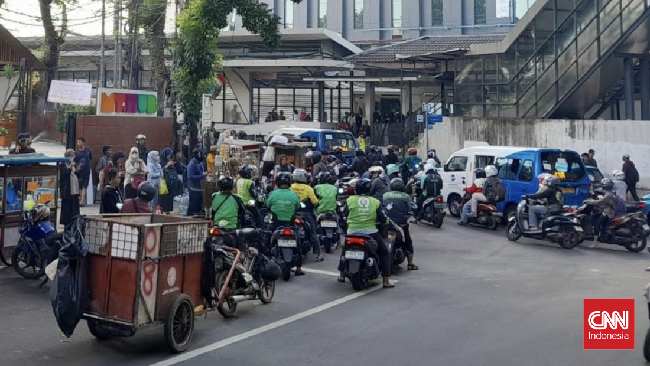 Pengemudi ojek online (ojol) tetap ramai menunggu penumpang di sekitar Stasiun Cawang, Jakarta di tengah rencana aksi demo besar-besaran pada Selasa (20/6).