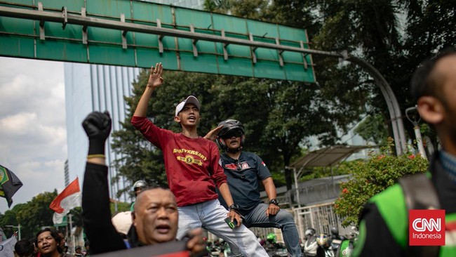 25 Driver Ojol Diizinkan Temui Perwakilan Menhub, Dikawal Polisi Sebanyak 25 driver ojol diizinkan menemui perwakilan Menteri Perhubungan (Menhub) Dudy Purwagandhi untuk menyampaikan tuntutannya.