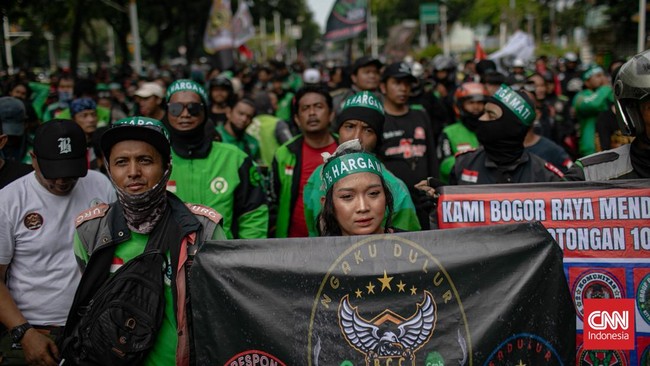 Perwakilan Massa Ojol Audiensi di Kantor Kemenko Polkam Perwakilan massa ojek online melakukan audiensi di Kemenko Polkam, menyampaikan lima tuntutan utama terkait regulasi dan tarif.