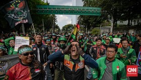 Massa Ojol Bakar Ban, Polisi Ancam Tembak Water Cannon